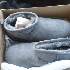 LOW GREY UGGS NEW SIZE 6 FITS LIKE A 7